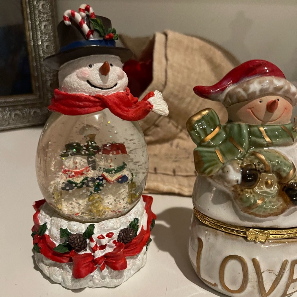 2 SNOWMAN DECORATIONS
 ~ a snowglobe and a trinket box - Picture 3 of 9
